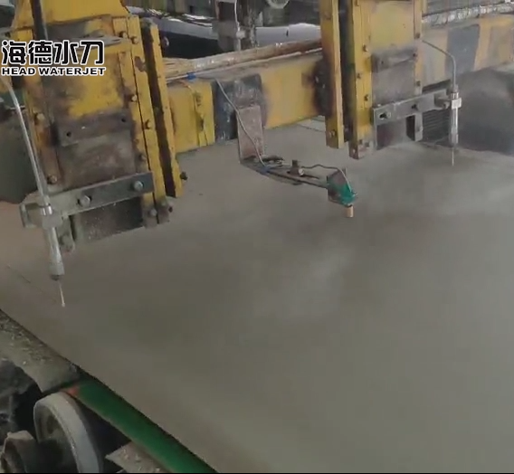 Cięcie wodą jest stosowane w linii produkcyjnej do obróbki płyt z cementu włóknistego